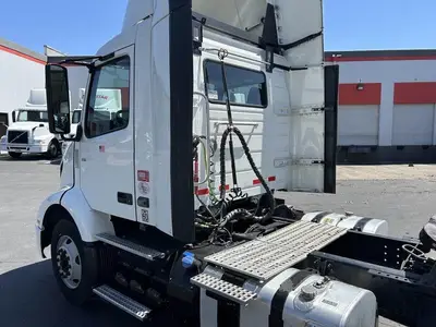USED 2022 VOLVO VNR42T300