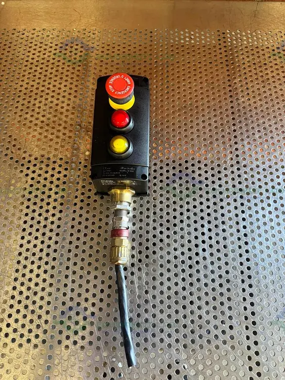 Used ALLEN BRADLEY ASSEMBLED STATION 12-250 VAC W/ EMERGENCY STOP Electronics & Components California US | Equipment Lab #1427416
