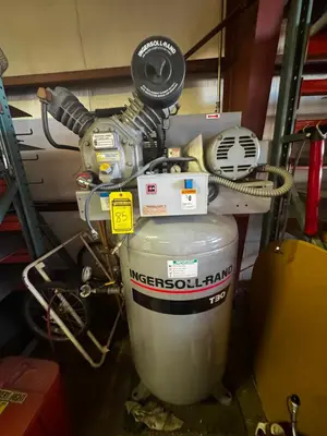 Used _UNKNOWN_ _UNKNOWN_ Tank Mounted Air Compressors Ohio US | Myron Bowling Auctioneers Inc #1504220