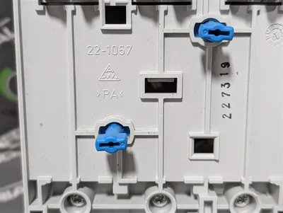 Wöhner QCC 100A Busbar Mounted Fuse Holder 600VAC Class J Used
