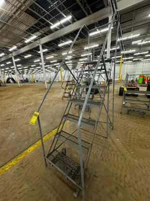 Used _UNKNOWN_ _UNKNOWN_ Ladders North Carolina US | Myron Bowling Auctioneers Inc #1543427