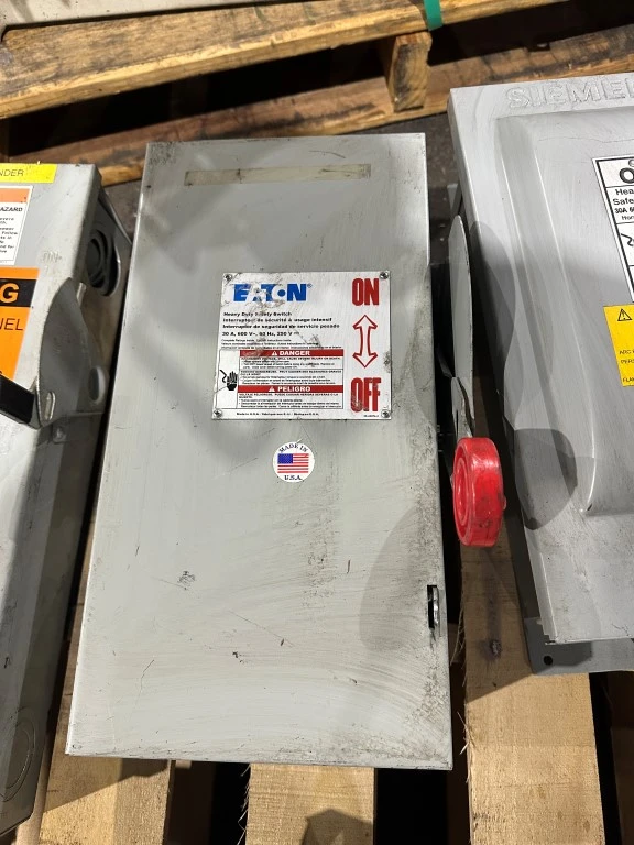 EATON 30AMP FUSIBLE DISCONNECT