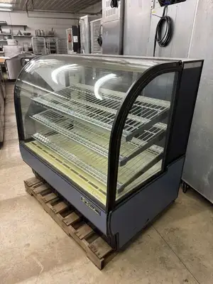 Used True Used 50" True TCGR-50 Refrigerated Curved Glass Display Case 120V Display Refrigerators Illinois US | Falcon Restaurant Supply #1375049