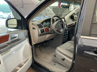 USED 2009 CHRYSLER TOWN AND COUNTRY