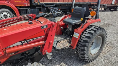 USED 2001 MASSEY FERGUSON 1233