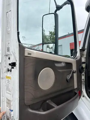 USED 2015 VOLVO VNM64T200