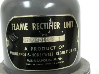 NEW HONEYWELL C7004B1028 FLAME ROD HOLDER FLAME RECTIFIER UNIT