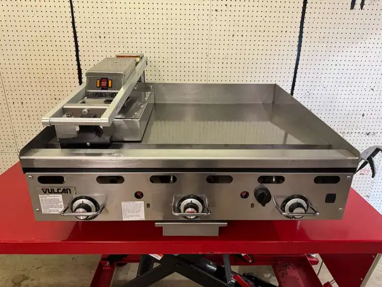 New | in-Stock Vulcan Used 36" Vulcan MSA36-10100P NG Griddle with 208V Clamshell Attachment - WO1 Commercial Flat Top Griddles Illinois US | Falcon Restaurant Supply #1375133