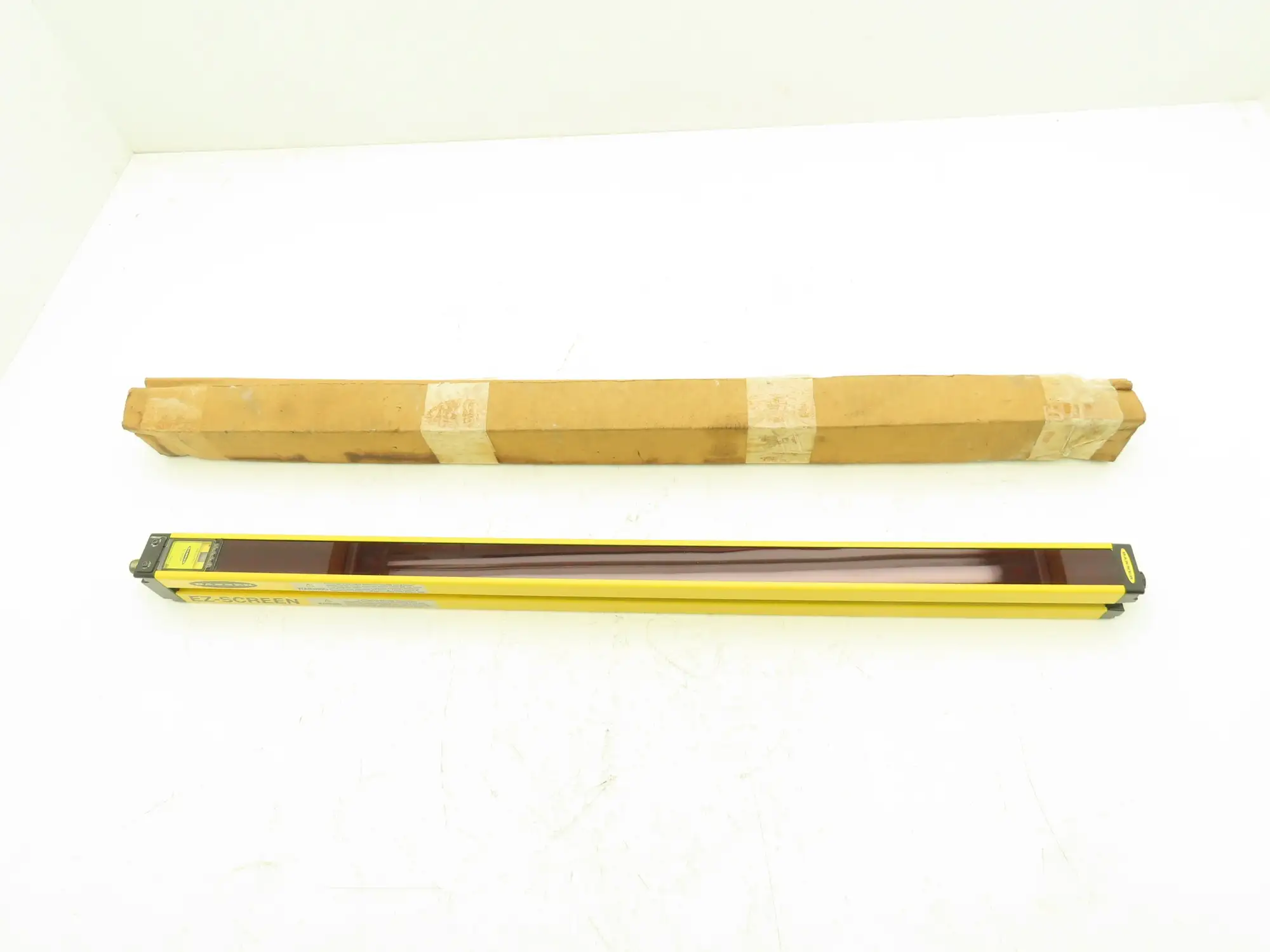Banner SLSCE30-600Q8 EZ-Screen Safety Light Curtain Emitter 600mm 24VDC