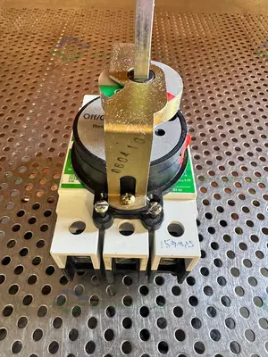 Used CUTLER HAMMER GI 125 MOLDED CASE CIRCUIT BREAKER W/ ON/OFF KNOB Electronics & Components California US | Equipment Lab #1455979