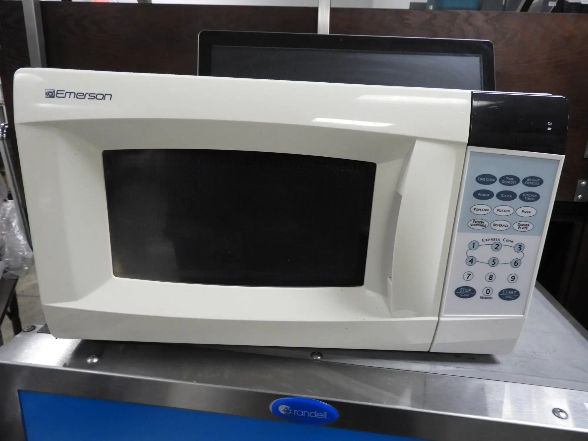 Used Emerson Used Emerson 700 Watt 0.7 Cubic Feet Microwave Oven MW7300W 120V Ovens Illinois US | Falcon Restaurant Supply #1376550