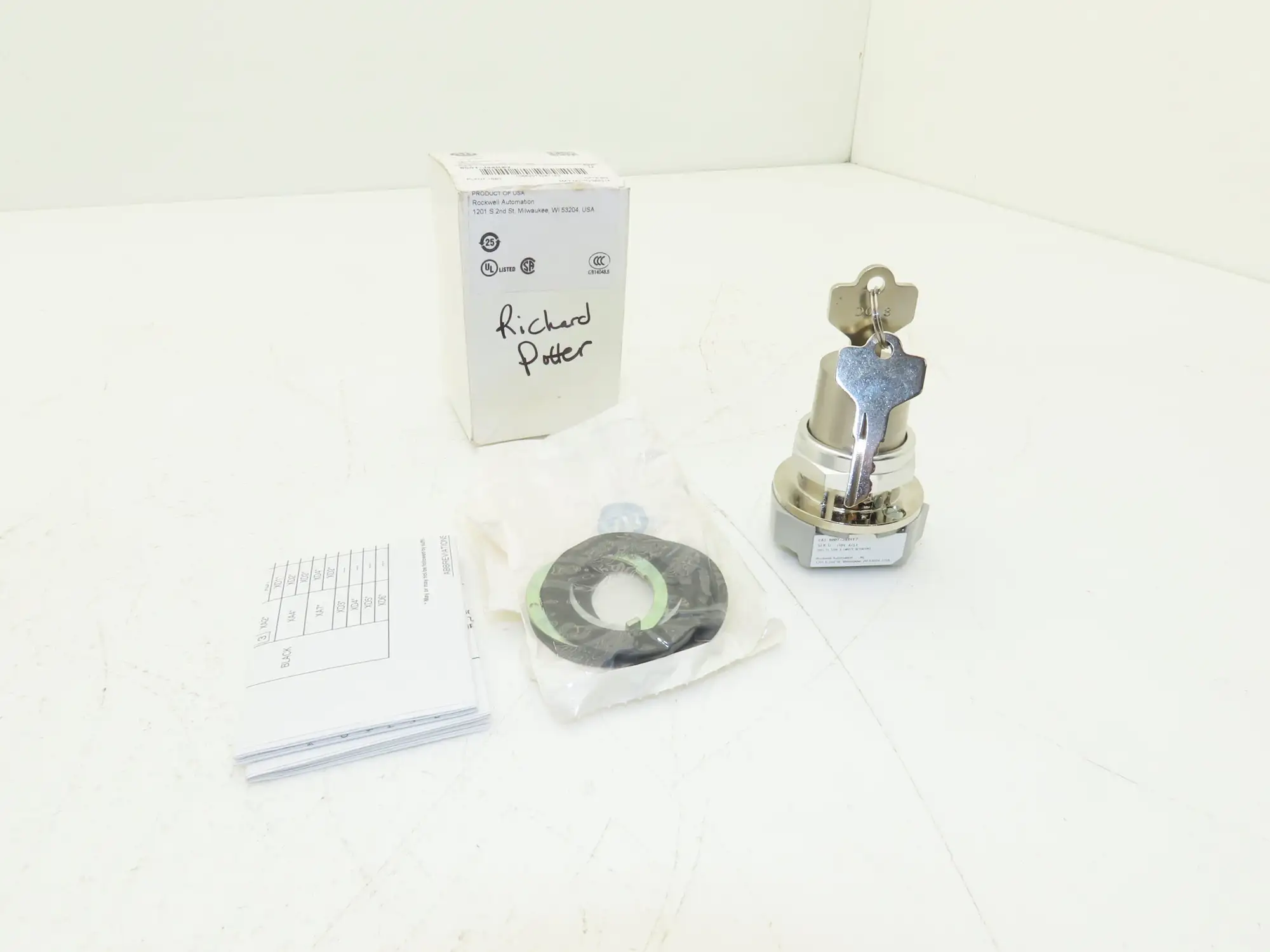 Allen Bradley 800T-J44KE7 Keyed Selector Switch 3-Position w/Key Series U