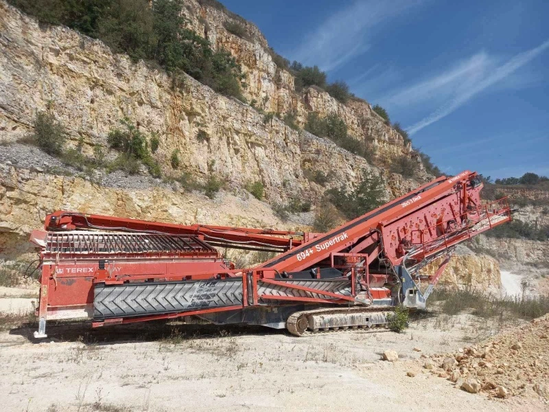 TEREX Mobie Impact Crusher with Screener (2011), full working order, visible under power