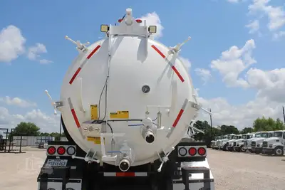 Used 2019 VOLVO VHD64B200 Vacuum Truck Texas US | Roll Off Truck World #1491991