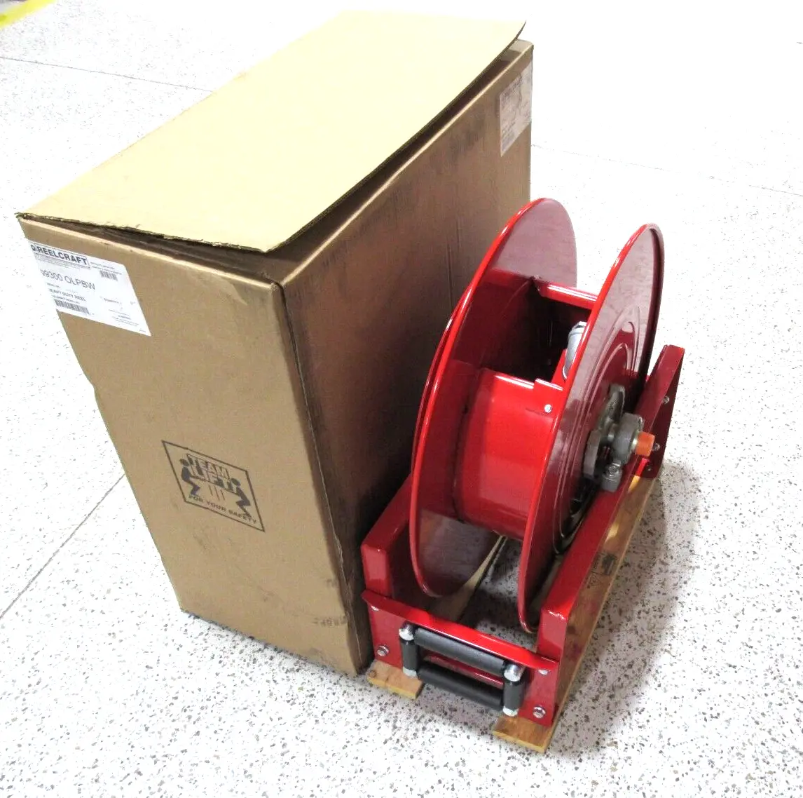 NEW REELCRAFT D9300 OLPBW 75' SPRING RETRACTABLE HOSE REEL 500 PSI D9300OLPBW