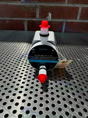 NEW COLE PARMER 7090-62 PTFE DIAPHRAGM PUMP 100 ML/MIN AT 0 PSI, 400 RPM