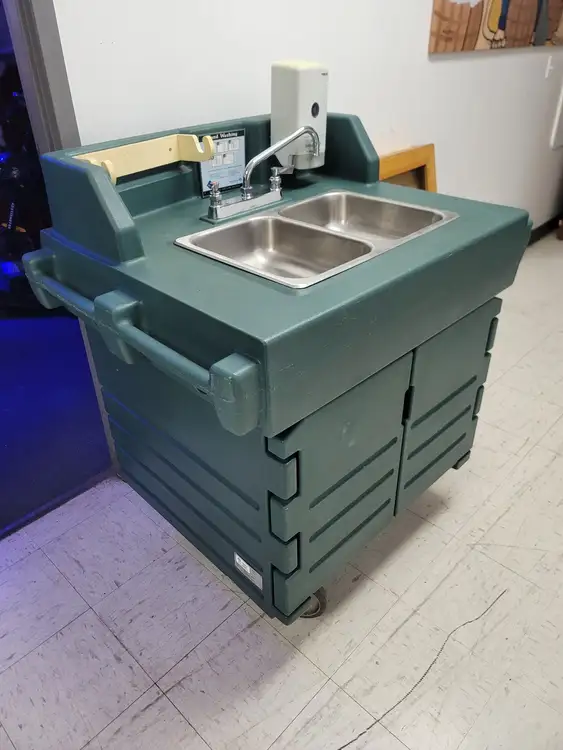 Used FalconRestaurantSupply Used Cambro KSC402519 Green CamKiosk Portable Self-Contained Hand Sink Cart - 110V Hand Washing and Sanitizing Illinois US | Falcon Restaurant Supply #1376667