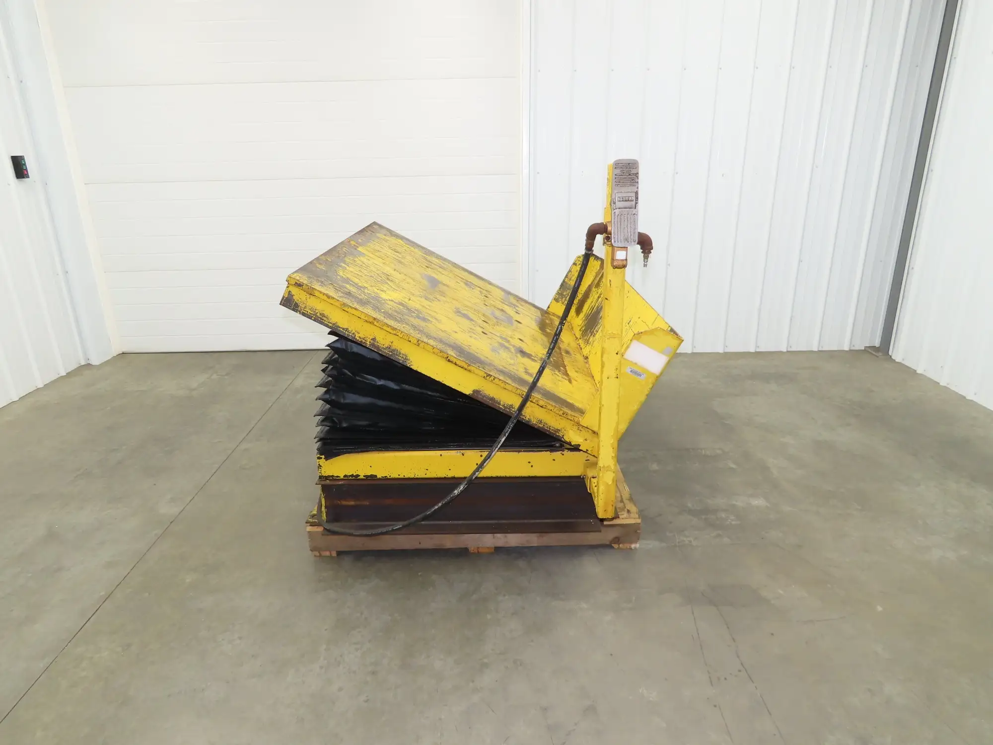 Airfloat Pneumatic Tilt Table Tote Tipper 8000lbs 28° Degree 55x44" Top 14" Lip