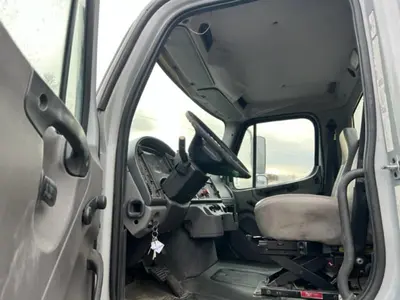 Used 2011 FREIGHTLINER BUSINESS CLASS M2112 Cab Chassis trucks Washington US | Puget Sound Truck Sales #1546539