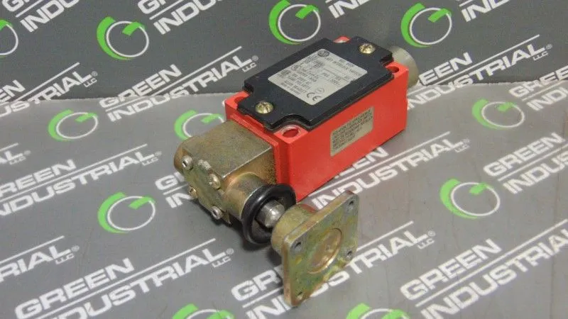 Allen Bradley 802F-E68M2 Key Interlock Switch Ser. B Rev. A 10A 500VAC Used