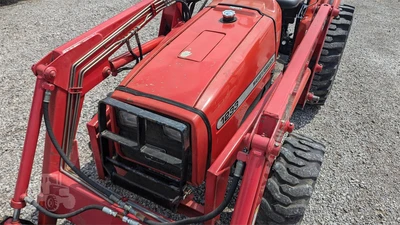 USED 2001 MASSEY FERGUSON 1233