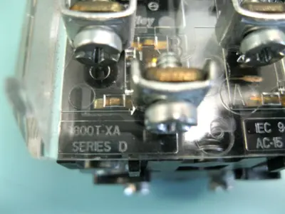 Allen-Bradley 800H-16JRG2KB7AX Green Illuminated Selector Switch D13