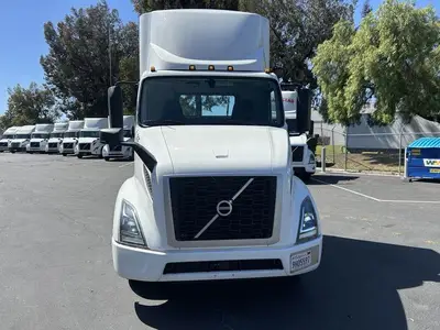 USED 2022 VOLVO VNR42T300