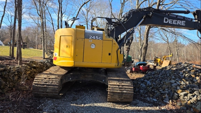 USED 2017 Deere 245G LC