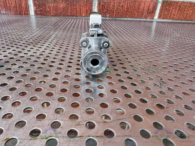 USED SWAGELOK SS-62TSC8 -EP  STAINLESS STEEL BALL VALVE  W/ 1/2" SANITARY FITTING
