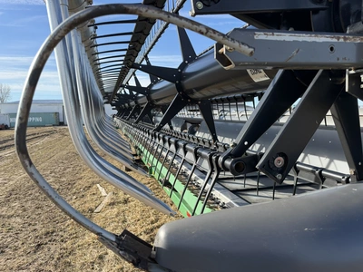 2014 Gleaner model 9250, 35' grain head, shaft driven, Advanced model AWS-2000 wind reel, unit has s...