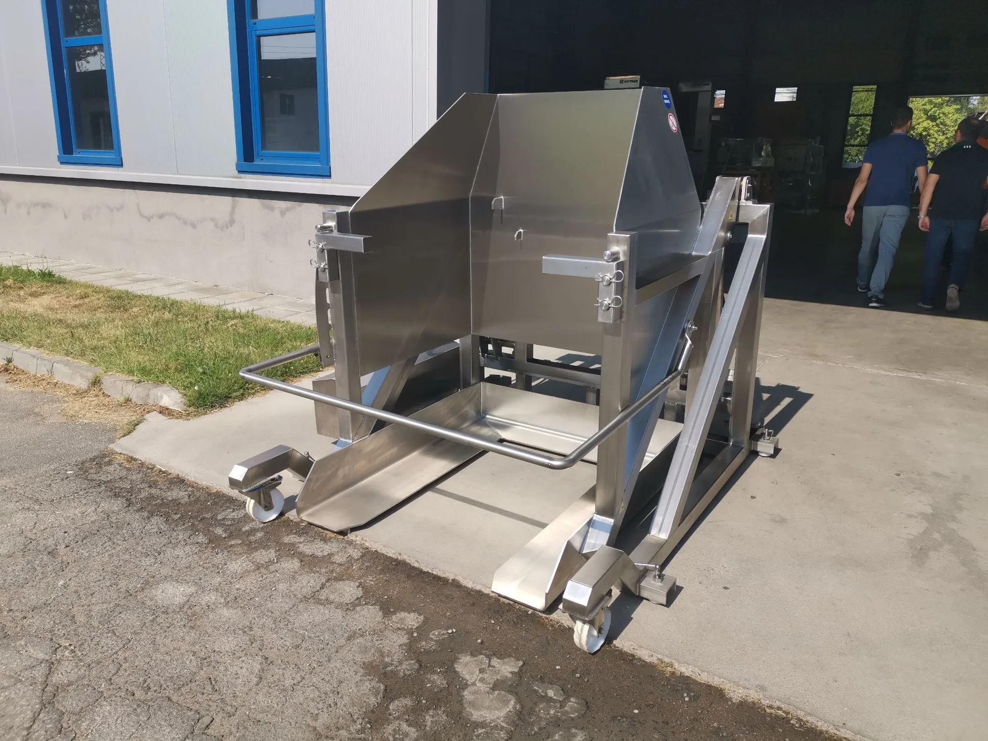 NEW Kittner Mobile Swing Loader