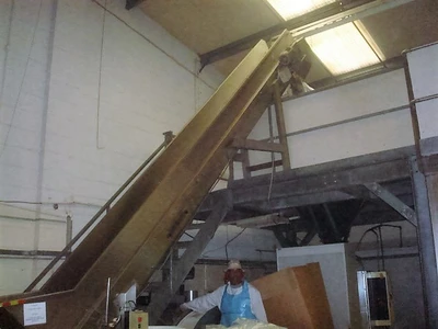 Flighted Flat Belt Conveyor aprox 400 mm x 4600mm long
