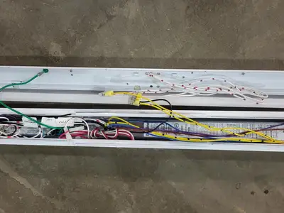 NEW DAY-BRITE FSS470L840-UNV