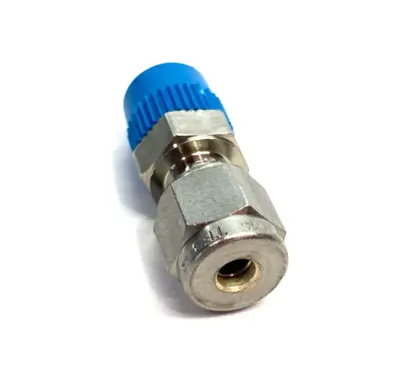 USED SWAGELOK STAINLESS STEEL TUBE FITTING, 4MM TUBE OD, 1/8" NPT MALE