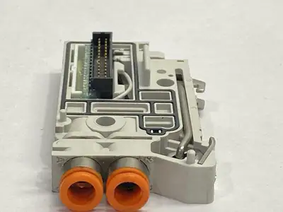 VVQC1000-1A-1 | SMC  Manifold Station Block w/ 1/4" Fitting - Used