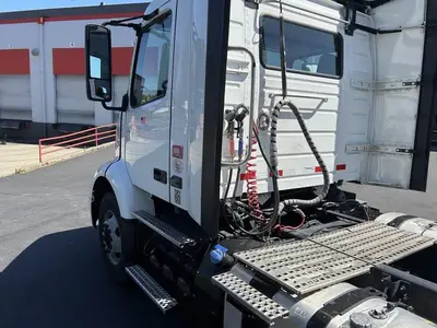 USED 2022 VOLVO VNR42T300
