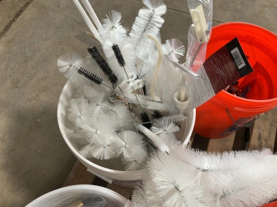 Used MIXED LOT OF BREWERS HARDWARE, BREWING ACCESSORIES, AND CLEANING UTENSILS Brewing Equipment Michigan US | Miedema Asset Management Group #1761527