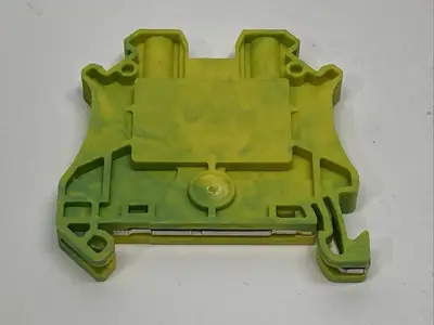 NSYTRV42PE | Schneider Electric  Ground Terminal Block Green/Yellow LOT OF 5 - Used