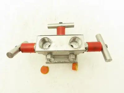 Hoke 8122F8Y Trifold Manifold Needle Valve T Handle 1/2" NPT W/Bleed & Purge