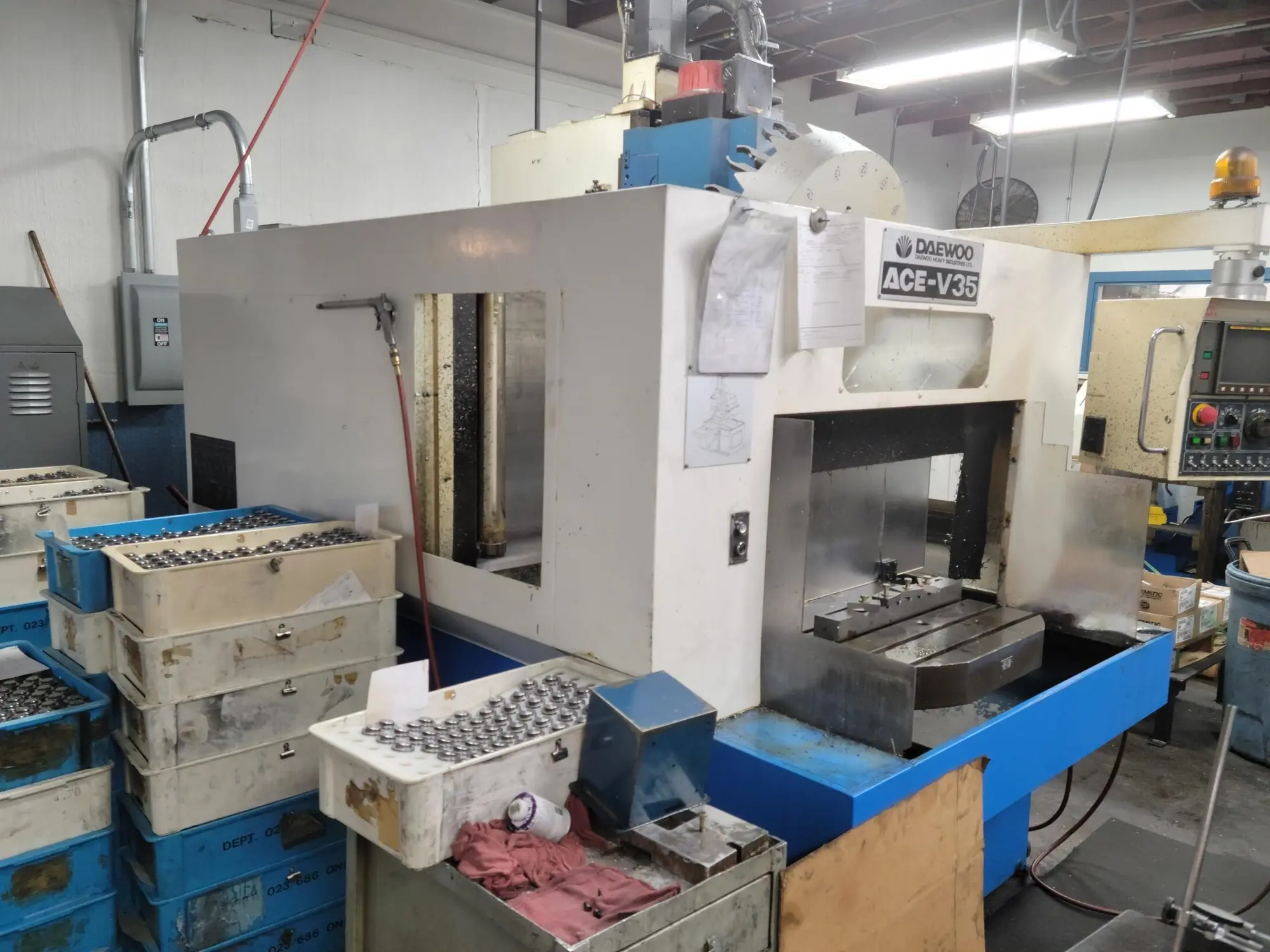 USED 1995 DAEWOO ACE V35 VERT MACHINING CENTE