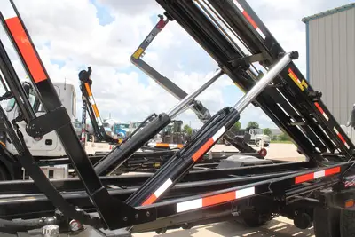 New | in-Stock 2027 MACK MD7 Rolloff Trucks Texas US | Roll Off Truck World #1491920