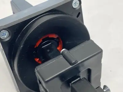 USED SIEMENS DOOR MOUNTED ROTARY OPERATOR DAMAGED CASE