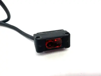USED KEYENCE SQUARE DIFFUSE REFL. SENSOR M12 CONNECTOR TYPE WITH CABLE, NPN