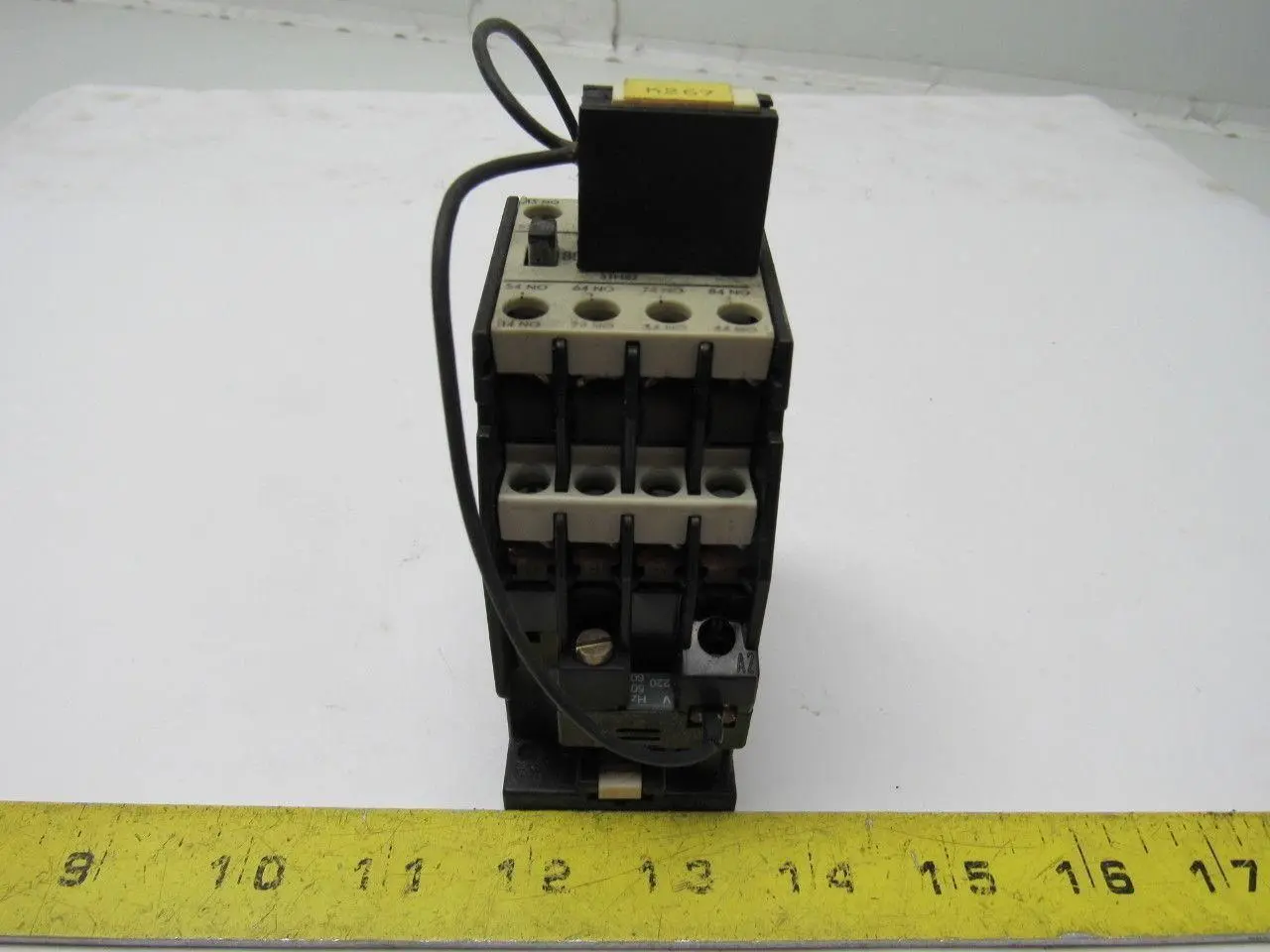 Siemens 3TH8280-0A AC 600V  Contactor 220V Coil 8 N.O. Contacts