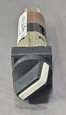 Allen-Bradley 800A-H2BW Ser B Maintained Selector Switch loc4D6