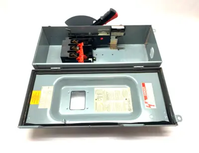 USED SQUARE D HEAVY DUTY SAFETY DISCONNECT SWITCH