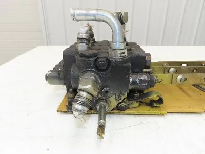 Hyster 3-Spool Hydraulic Mast Control Valve Manifold from E50XL Forklift