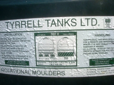 1360L Vertical MDPE Plastic enclosed Tank