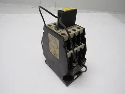 Siemens 3TH8280-0A AC 600V  Contactor 220V Coil 8 N.O. Contacts