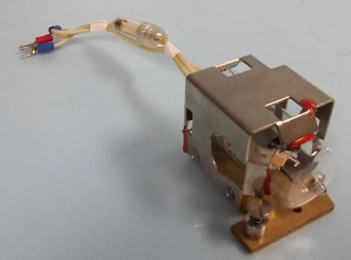 QTY. 1. VARIAN LAMP ASSEMBLY P/N: 03-916150-01....